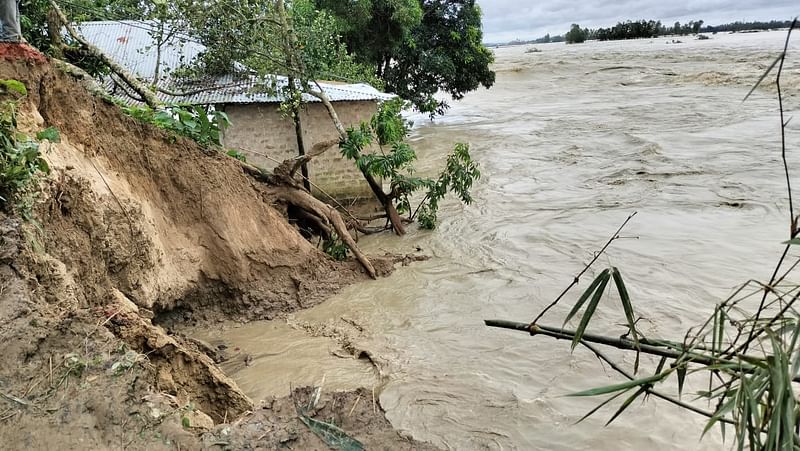 হবিগঞ্জের খোয়াই নদীর জালালাবাদ এলাকার ভাঙন দিয়ে পানি ঢুকছে। আজ বৃহস্পতিবার দুপুরে